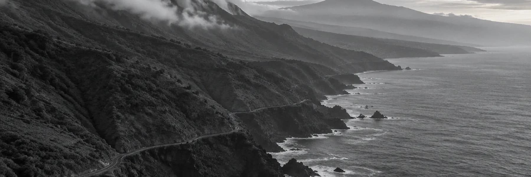 Costa norte de Tenerife al amanecer, con el mar de nubes sobre la ladera y el Teide al fondo